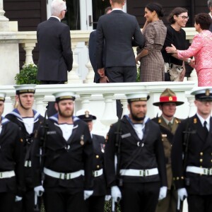 Le prince Harry, duc de Sussex, et Meghan Markle, duchesse de Sussex, enceinte assistent à une cérémonie de bienvenue traditionnelle sur les pelouses de la Government House à Wellington, en Nouvelle-Zélande le 28 octobre 2018.