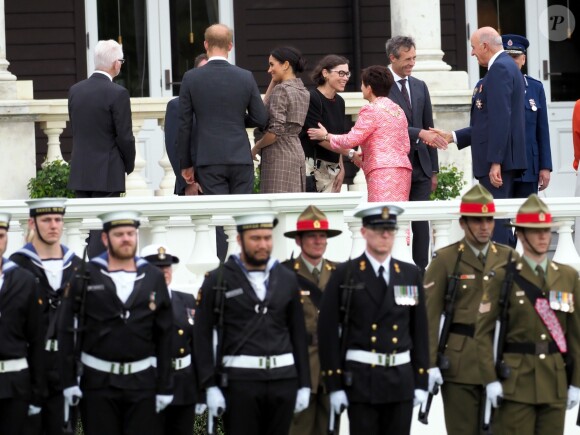 Le prince Harry, duc de Sussex, et Meghan Markle, duchesse de Sussex, enceinte assistent à une cérémonie de bienvenue traditionnelle sur les pelouses de la Government House à Wellington, en Nouvelle-Zélande le 28 octobre 2018.