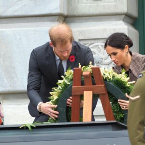 Le prince Harry, duc de Sussex, et Meghan Markle, duchesse de Sussex, enceinte visitent le parc commémoratif de la guerre de Pukeahu à Wellington, en Nouvelle-Zélande le 28 octobre 2018.