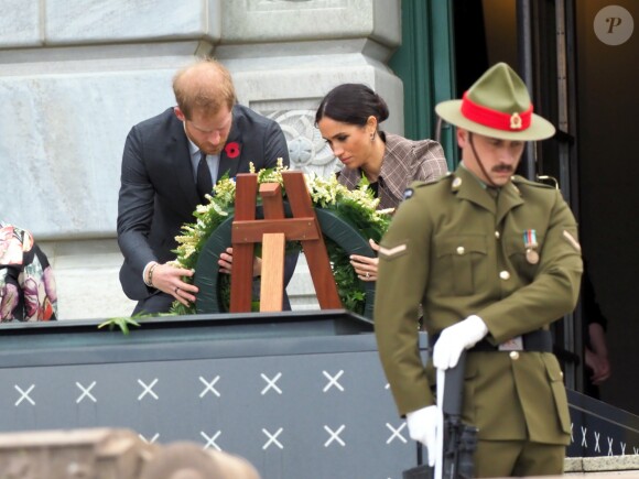 Le prince Harry, duc de Sussex, et Meghan Markle, duchesse de Sussex, enceinte visitent le parc commémoratif de la guerre de Pukeahu à Wellington, en Nouvelle-Zélande le 28 octobre 2018.