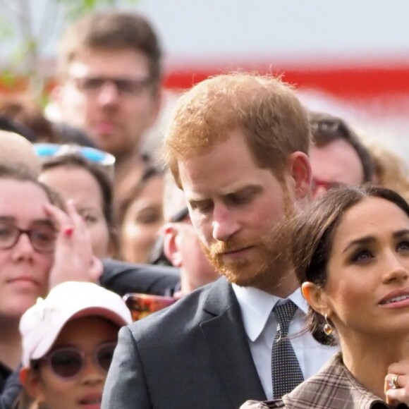 Le prince Harry, duc de Sussex, et Meghan Markle, duchesse de Sussex, enceinte visitent le parc commémoratif de la guerre de Pukeahu à Wellington, en Nouvelle-Zélande le 28 octobre 2018.