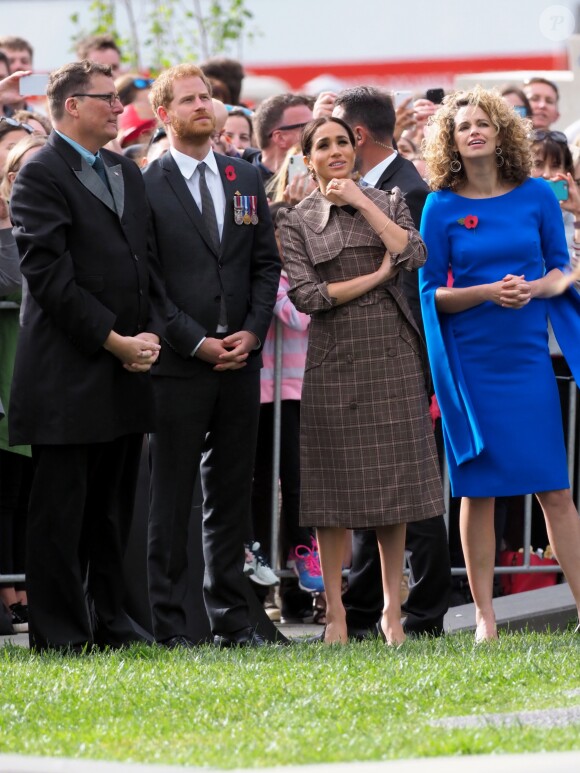 Le prince Harry, duc de Sussex, et Meghan Markle, duchesse de Sussex, enceinte visitent le parc commémoratif de la guerre de Pukeahu à Wellington, en Nouvelle-Zélande le 28 octobre 2018.
