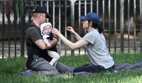 Exclusif - Ben Foster et sa compagne Laura Prepon font une sortie avec bébé Ella à New York le 14 juin 2018.