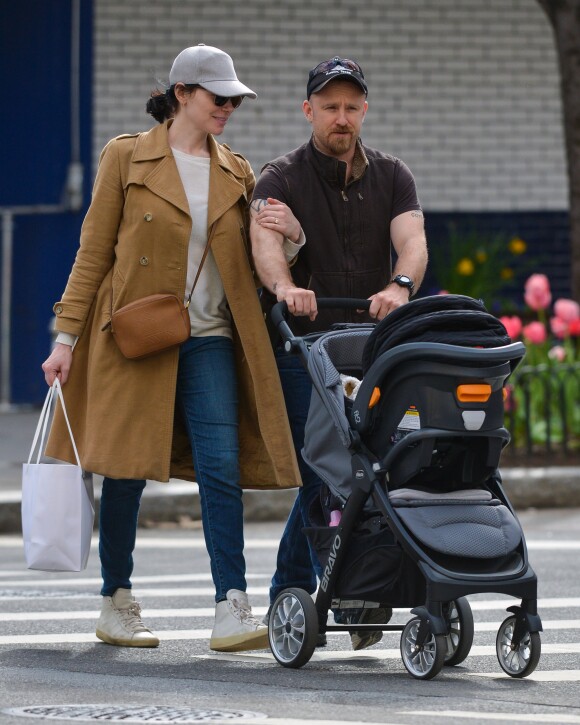 Exclusif - Laura Prepon et son fiancé Ben Foster se baladent avec leur fille en poussette à New York le 29 avril 2018.