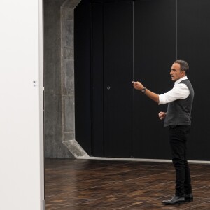 Nikos Aliagas lance son exposition "L'EPREUVE DU TEMPS - INSTANTS PHOTOGRAPHIQUES" et la sortie de son livre "L'EPREUVE DU TEMPS" sur le toit de la grande Arche de la Défense à Paris, France, le 25 octobre 2018. © Pierre Perusseau/Bestimage