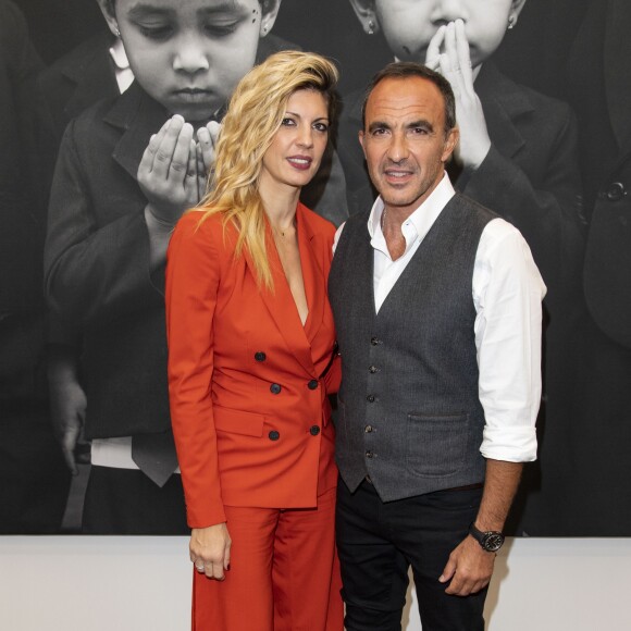 Exclusif - Nikos Aliagas et sa compagne Tina Grigoriou - L'animateur lance son exposition "L'EPREUVE DU TEMPS - INSTANTS PHOTOGRAPHIQUES" et la sortie de son livre "L'EPREUVE DU TEMPS" sur le toit de la grande Arche de la Défense à Paris, France, le 25 octobre 2018. © Pierre Perusseau/Bestimage