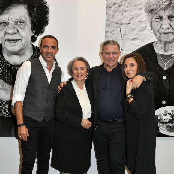 Exclusif - Nikos Aliagas, sa mère Harula Aliagas, Mr Pernelet et sa soeur Maria Aliagas - Nikos Aliagas lance son exposition "L'EPREUVE DU TEMPS - INSTANTS PHOTOGRAPHIQUES" et son livre "L'EPREUVE DU TEMPS" sur le toit de la grande Arche de la Défense à Paris, France, le 25 octobre 2018. © Pierre Perusseau/Bestimage