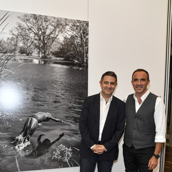 Exclusif - Laurent Guimier et Nikos Aliagas - Nikos Aliagas lance son exposition "L'EPREUVE DU TEMPS - INSTANTS PHOTOGRAPHIQUES" et son livre "L'EPREUVE DU TEMPS" sur le toit de la grande Arche de la Défense à Paris, France, le 25 octobre 2018. © Pierre Perusseau/Bestimage