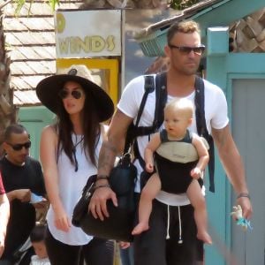 Exclusif - Megan Fox et son mari Brian Austin Green sont allés déjeuner au restaurant mexicain "Los Arroyos Montecito" avec leurs enfants Noah Shannon, Bodhi Ransom et Journey River, le 9 juillet 2017.