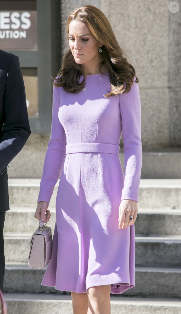 La duchesse Catherine de Cambridge (Kate Middleton) à la sortie du sommet sur la santé mentale au County Hall à Londres le 9 octobre 2018. 