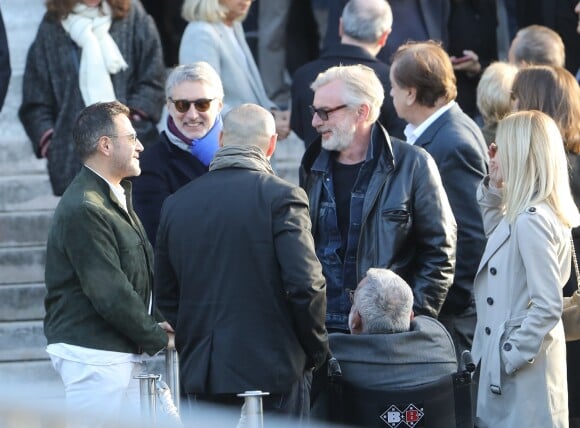 José Garcia, Antoine de Caunes, Laurent Chalumeau, Dominique Farrugia, Isabelle Doval (femme de José Garcia) - Sorties des obsèques du journaliste, animateur de télévision et animateur de radio français Philippe Gildas en la salle de la Coupole au crématorium du cimetière du Père-Lachaise à Paris, France, le 5 novembre 2018.