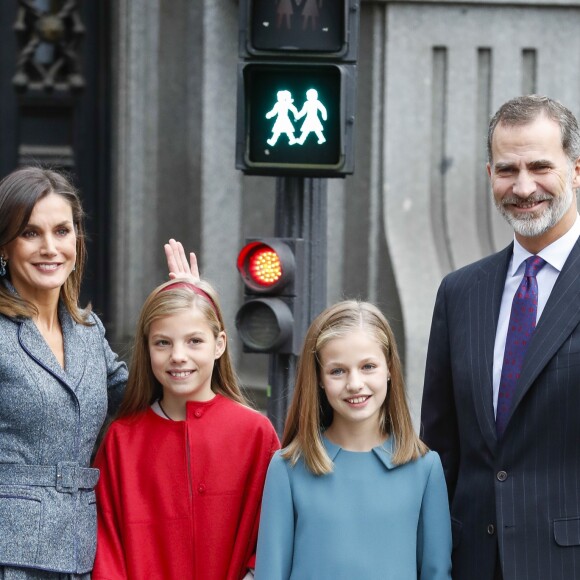 La princesse Leonor des Asturies a prononcé, en présence de son père le roi Felipe VI d'Espagne, sa mère la reine Letizia et sa soeur l'infante Sofia, son premier discours en acte officiel le 31 octobre 2018 à l'occasion du 40e anniversaire de la Constitution espagnole, célébré à l'Institut Cervantes à Madrid.