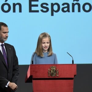 Leonor lors de son discours, sous le regard de son père Felipe. La princesse Leonor des Asturies a prononcé, en présence de son père le roi Felipe VI d'Espagne, sa mère la reine Letizia et sa soeur l'infante Sofia, son premier discours en acte officiel le 31 octobre 2018 à l'occasion du 40e anniversaire de la Constitution espagnole, célébré à l'Institut Cervantes à Madrid.