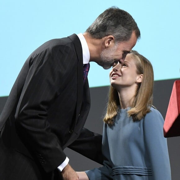 Leonor lors de son discours, sous le regard de son père Felipe. La princesse Leonor des Asturies a prononcé, en présence de son père le roi Felipe VI d'Espagne, sa mère la reine Letizia et sa soeur l'infante Sofia, son premier discours en acte officiel le 31 octobre 2018 à l'occasion du 40e anniversaire de la Constitution espagnole, célébré à l'Institut Cervantes à Madrid.