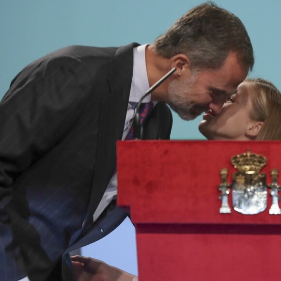 Leonor lors de son discours, sous le regard de son père Felipe. La princesse Leonor des Asturies a prononcé, en présence de son père le roi Felipe VI d'Espagne, sa mère la reine Letizia et sa soeur l'infante Sofia, son premier discours en acte officiel le 31 octobre 2018 à l'occasion du 40e anniversaire de la Constitution espagnole, célébré à l'Institut Cervantes à Madrid.