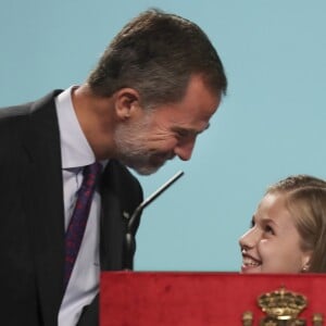 Leonor lors de son discours, sous le regard de son père Felipe. La princesse Leonor des Asturies a prononcé, en présence de son père le roi Felipe VI d'Espagne, sa mère la reine Letizia et sa soeur l'infante Sofia, son premier discours en acte officiel le 31 octobre 2018 à l'occasion du 40e anniversaire de la Constitution espagnole, célébré à l'Institut Cervantes à Madrid.