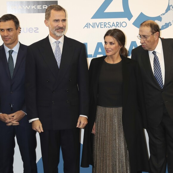 Le roi Felipe VI, la reine Letizia d'Espagne et Pedro Sánchez, président du gouvernement - Soirée du 20e anniversaire du quotidien "La Razón" à Madrid, le 5 novembre 2018.