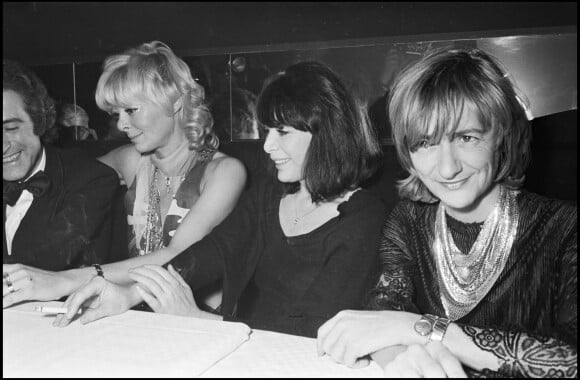 Juliette Greco, Françoise Sagan et Annabelle Buffet lors d'une soirée à Paris dans les années 1970.