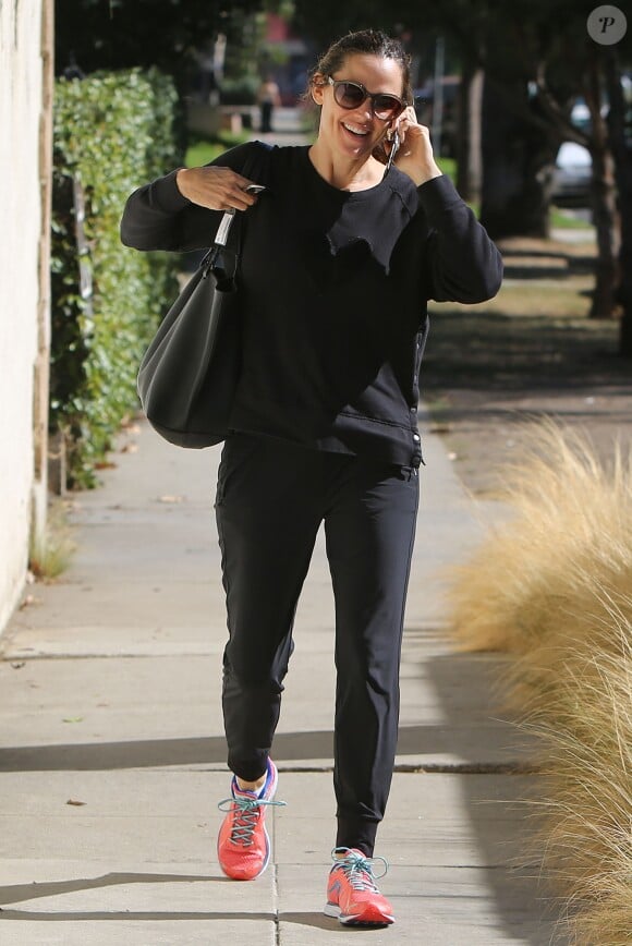 Jennifer Garner très souriante au téléphone dans les rues de Los Angeles, Californie, Etats-Unis, le 6 novembre 2018.