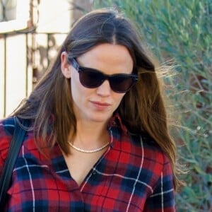 Jennifer Garner est allée déjeuner avec sa fille Seraphina au Country Mart avant d'aller acheter des chocolats chez Edelweiss à Brentwood, le 2 novembre 2018.
