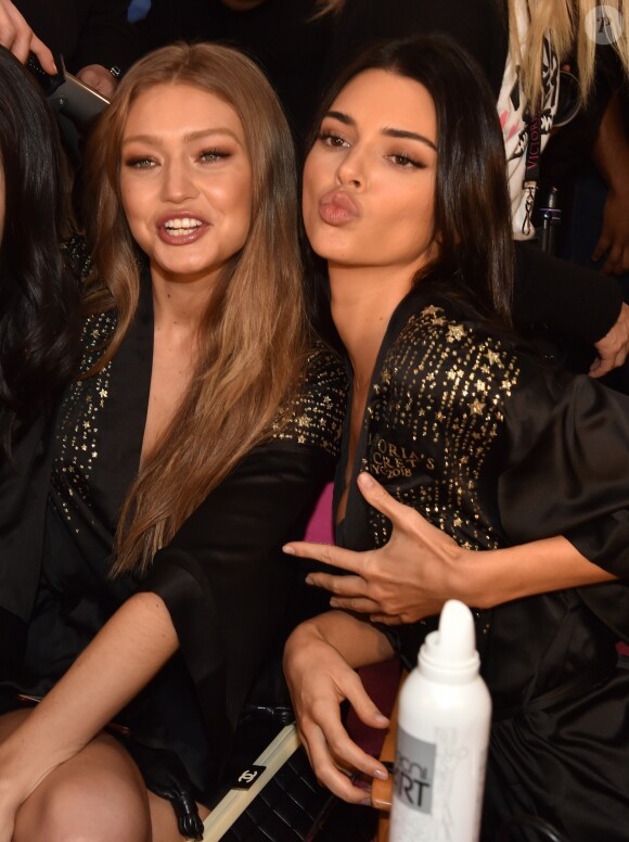 Gigi Hadid et Kendall Jenner dans les coulisses du défilé Victoria's Secret 2018 à New York. Le 8 novembre 2018.