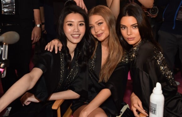 Ming Xi, Gigi Hadid et Kendall Jenner dans les coulisses du défilé Victoria's Secret 2018 à New York. Le 8 novembre 2018.