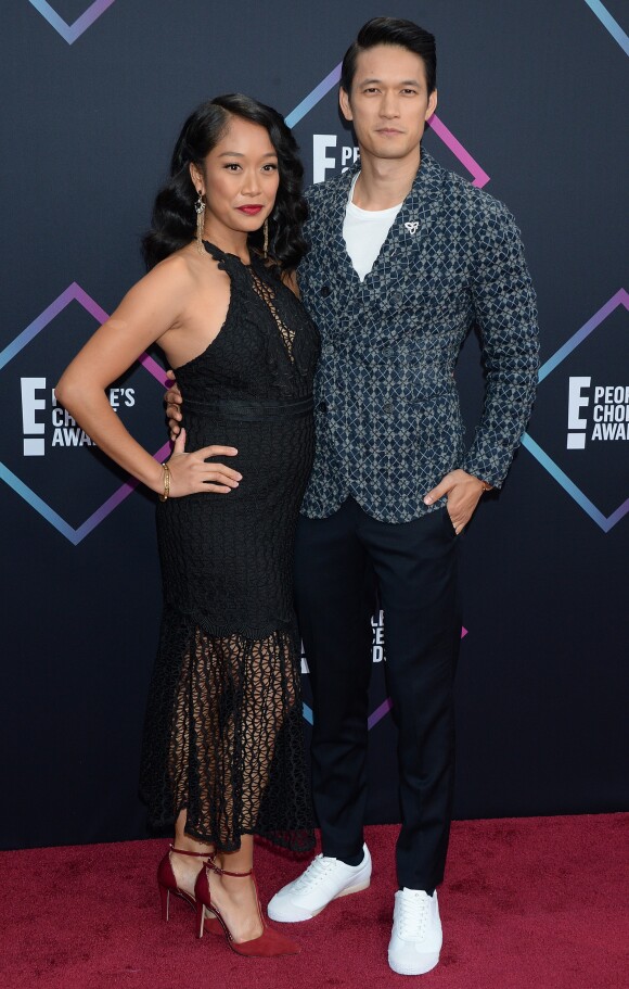 Harry Shum Jr et sa femme, enceinte, à la soirée People's Choice Awards au Barker Hangar à Santa Monica, le 11 novembre 2018