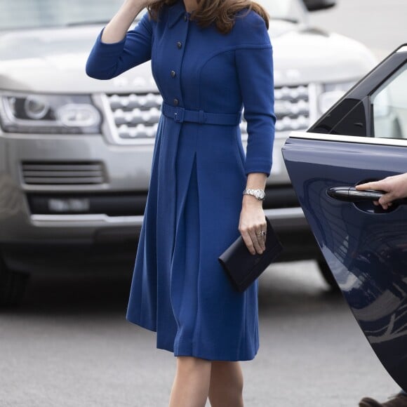 Kate Middleton, duchesse de Cambridge, arrive (dans une robe-manteau Eponine London) avec le prince William pour inaugurer officiellement le nouveau centre de technologie des composites de McLaren Automotive à Rotherham, le 14 novembre 2018.