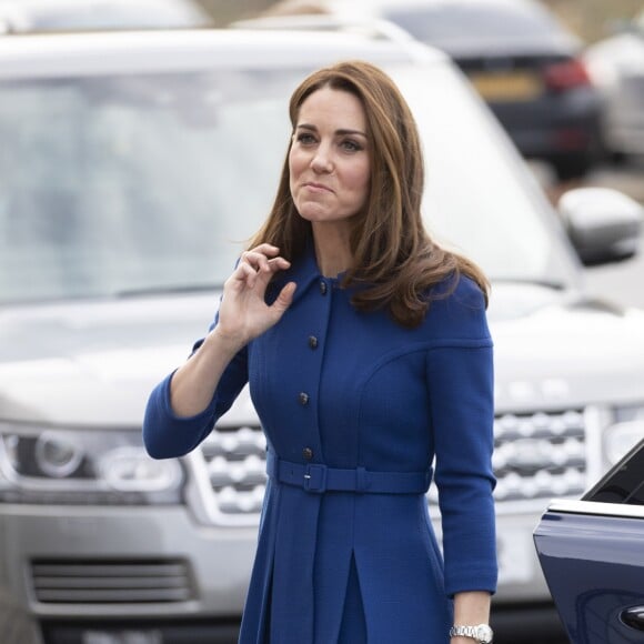 Kate Middleton, duchesse de Cambridge, arrive (dans une robe-manteau Eponine London) avec le prince William pour inaugurer officiellement le nouveau centre de technologie des composites de McLaren Automotive à Rotherham, le 14 novembre 2018.