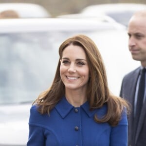 Kate Middleton, duchesse de Cambridge, arrive (dans une robe-manteau Eponine London) avec le prince William pour inaugurer officiellement le nouveau centre de technologie des composites de McLaren Automotive à Rotherham, le 14 novembre 2018.