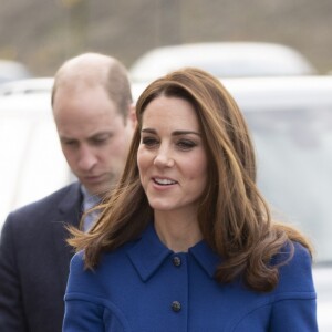 Kate Middleton, duchesse de Cambridge, arrive (dans une robe-manteau Eponine London) avec le prince William pour inaugurer officiellement le nouveau centre de technologie des composites de McLaren Automotive à Rotherham, le 14 novembre 2018.