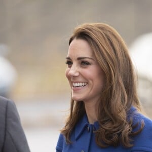 Kate Middleton, duchesse de Cambridge, arrive (dans une robe-manteau Eponine London) avec le prince William pour inaugurer officiellement le nouveau centre de technologie des composites de McLaren Automotive à Rotherham, le 14 novembre 2018.