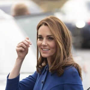 Kate Middleton, duchesse de Cambridge, arrive (dans une robe-manteau Eponine London) avec le prince William pour inaugurer officiellement le nouveau centre de technologie des composites de McLaren Automotive à Rotherham, le 14 novembre 2018.