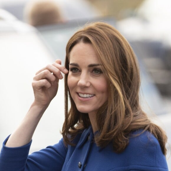 Kate Middleton, duchesse de Cambridge, arrive (dans une robe-manteau Eponine London) avec le prince William pour inaugurer officiellement le nouveau centre de technologie des composites de McLaren Automotive à Rotherham, le 14 novembre 2018.