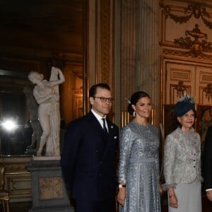 La princesse héritière Victoria, son mari le prince Daniel, le prince Carl Philip, sa femme la princesse Sofia se sont joints au roi Carl XVI Gustaf et à la reine Silvia de Suède le 13 novembre 2018 pour souhaiter la bienvenue au président italien Sergio Mattarella et sa fille Laura, en visite officielle.