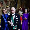 Laura Mattarella au bras du roi Carl XVI Gustaf de Suède lors du dîner officiel donné au palais Drottningholm à Stockholm le 13 novembre 2018 pour la visite officielle du président italien Sergio Mattarella et sa fille Laura.