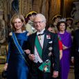 Laura Mattarella au bras du roi Carl XVI Gustaf de Suède lors du dîner officiel donné au palais Drottningholm à Stockholm le 13 novembre 2018 pour la visite officielle du président italien Sergio Mattarella et sa fille Laura.