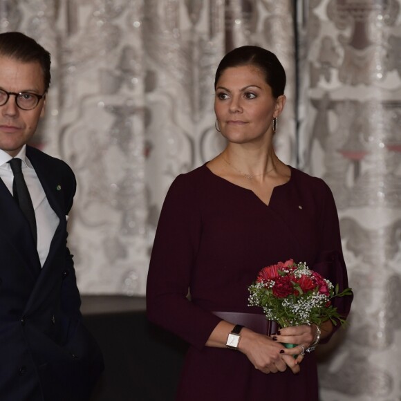 Le prince Daniel et la princesse Victoria de Suède lors d'un déjeuner à l'Hôtel de Ville de Stockholm le 14 novembre 2018 lors de la visite officielle du président italient Sergio Mattarella et sa fille Laura.