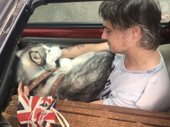 Pete Doherty et son chien. Juillet 2018.