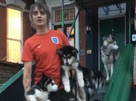 Pete Doherty laisse volontairement ses chiens massacrer un chaton en pleine rue