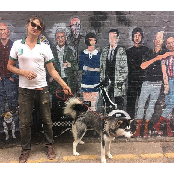 Pete Doherty et son chien. Octobre 2018.