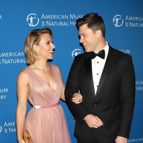 Scarlett Johansson et son compagnon Colin Jost au photocall de la soirée "2018 American Museum of Natural History Gala" à New York, le 15 novembre 2018.