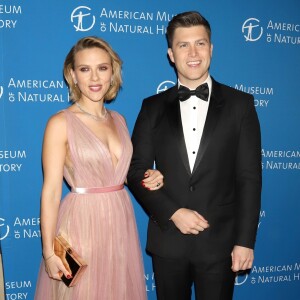 Scarlett Johansson et son compagnon Colin Jost au photocall de la soirée "2018 American Museum of Natural History Gala" à New York, le 15 novembre 2018.