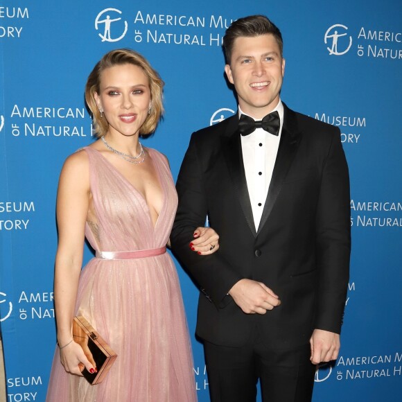 Scarlett Johansson et son compagnon Colin Jost au photocall de la soirée "2018 American Museum of Natural History Gala" à New York, le 15 novembre 2018.