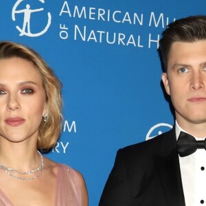 Scarlett Johansson et son compagnon Colin Jost au photocall de la soirée "2018 American Museum of Natural History Gala" à New York, le 15 novembre 2018.