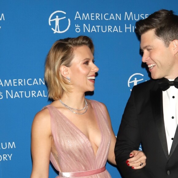 Scarlett Johansson et son compagnon Colin Jost au photocall de la soirée "2018 American Museum of Natural History Gala" à New York, le 15 novembre 2018.