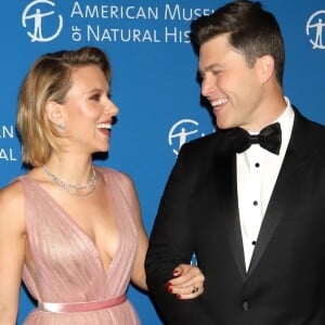 Scarlett Johansson et son compagnon Colin Jost au photocall de la soirée "2018 American Museum of Natural History Gala" à New York, le 15 novembre 2018.