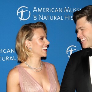 Scarlett Johansson et son compagnon Colin Jost au photocall de la soirée "2018 American Museum of Natural History Gala" à New York, le 15 novembre 2018.