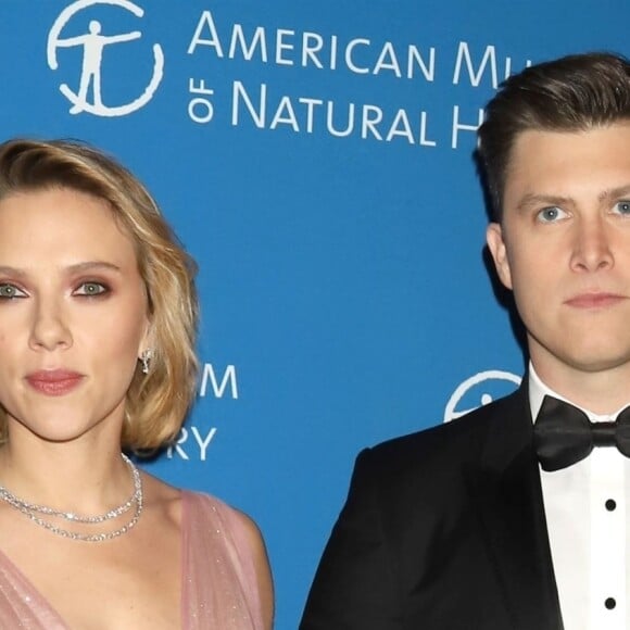 Scarlett Johansson et son compagnon Colin Jost au photocall de la soirée "2018 American Museum of Natural History Gala" à New York, le 15 novembre 2018.