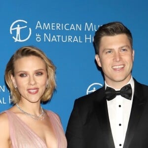 Scarlett Johansson et son compagnon Colin Jost au photocall de la soirée "2018 American Museum of Natural History Gala" à New York, le 15 novembre 2018.